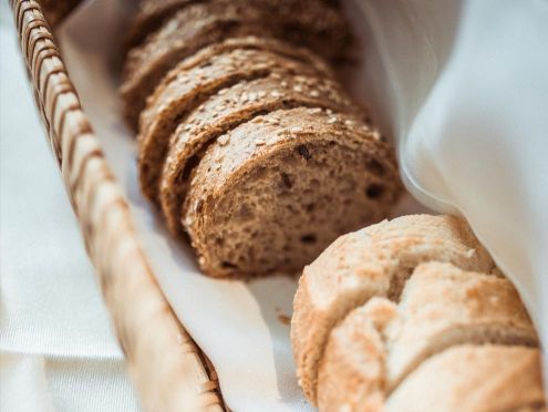 Sliced ​​bread arranged in a long basket